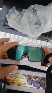 หน้ากากเชื่อมปรับแสงอัตโนมัติพลังงานแสงอาทิตย์แว่นตาหมวกกันน็อคอาร์คสําหรับเครื่อง/อุปกรณ์