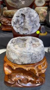 RARE agate geode treasure bowl🔮天然异象聚宝盆 双洞口 带白水晶花 花柱 稀少特别 + 特制实木底座 整体高: 24cm 底座宽: 15x19cm 重: 2.8kg 玛瑙宽: 13.5cm 洞深: 2cm