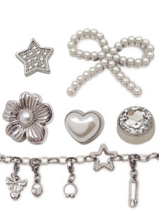 หัวเข็มขัด Crocs ใหม่พร้อมดอกไม้ตกแต่งสีเงิน ปมผีเสื้อ หัวใจ สไตล์ใหม่ ฤดูใบไม้ผลิ 2025 แบรนด์ Xuan