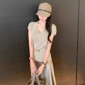 YUEZHONGWEI | Áo thun nữ tay ngắn cổ chữ V màu tím ôm vừa vặn mùa hè 2025 phong cách mới độc đáo đẹp cắt eo áo ngắn