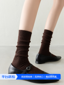 ถุงเท้าผู้หญิงสีน้ำตาลสไตล์ฤดูใบไม้ร่วงและฤดูหนาว Pure Cotton Mid-Calf No-Show Brown Long Socks Beauty Marked Socks