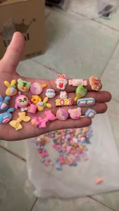 Charm dán mũ bảo hiểmSticker 3D dán trang trí mũly cốc ốp điện thoại...