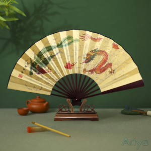 พัดจีน 13 นิ้ว พัดใหญ่พื้นเหลืองภาพมงคลจีน พัดพับไม้ไผ่วัสดุผ้า พัดมือพับพกพาง่าย