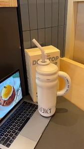 CMSH-0493 กระติกน้ำสแตนเลส 304 กระติกน้ำเย็นมีหูจับขนาดใหญ่ 1300ML สามารถเก็บน้ำร้อน/เย็นได้ มี 4 สีให้เลือก ขวดน้ำพกพา