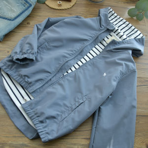 แจ็คเก็ตแบบมีฮู้ดสองชั้นสำหรับเด็กชาย สไตล์ลำลอง สีน้ำเงินเข้ม แจ็คเก็ตสั้น แจ็คเก็ตเด็ก แจ็คเก็ตเด็กชาย แจ็คเก็ตเด็กชายแบบมีฮู้ด