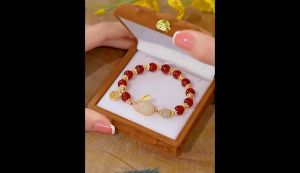 Bestella💗COD  Manik-manik Merah Baru Gelang Kelinci Giok / Wanita Selebriti Internet Mode Kelas Atas Dengan Gelang Yang Sama Hadiah Hari Valentine