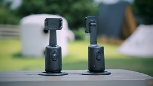 ของ ขาตั้งกล้องกิมบอลอัจฉริยะ 360° ที่วางไม้เซลฟี่ การติดตามอัตโนมัติ ไม่ต้องใช้แอพ ที่วางโทรศัพท์สำหรับ Facebook Live สำหรับการสนทนาทางวิดีโอ คู่ดังกล่าวๆ หรือประโยค: