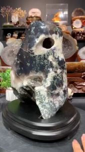 收藏款collection💯天然原皮全抛光除了底部原石 整颗都是玛瑙 白色的部分是黄方解石 点点绿色像流行🌠雨一样是绿幽皮造型特别的美哦 raw amethyst gemstone amethyst geode （Raw without open）  Raw High原石高: 27cm 原石宽w:18 x 18cm  total H总高:32cm total W宽:28 x 25cm total weight 总重:9.4kg