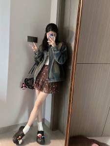 กระโปรงสั้นพับลายดอกไม้สีน้ำตาลสไตล์อเมริกันย้อนยุคสำหรับผู้หญิง ฤดูใบไม้ผลิและฤดูร้อน 2025 กระโปรงสั้นทรงเอเอวสูง