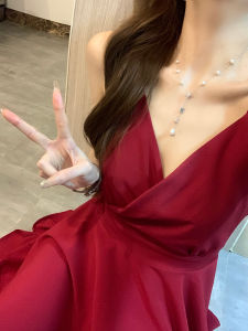 ชุดเดรสสีแดงสายเดี่ยวเอวสูงสไตล์วันพีซสำหรับฤดูร้อน ชุดเดรสชายหาดเซ็กซี่ คอวี แขนกุด กระโปรงทรงเอ ชุดเดรสสั้น