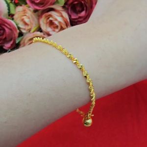 สร้อยข้อมือลายดิสโก้ห้อยกระพรวน(ตะขอก้ามปู) ยาว 6.5 นิ้ว สีทอง ตัวเรือนทำจากทองเหลือง ชุบทอง ทองปลอม ใส่ได้ทุกโอกาส ใส่อาบน้ำได้