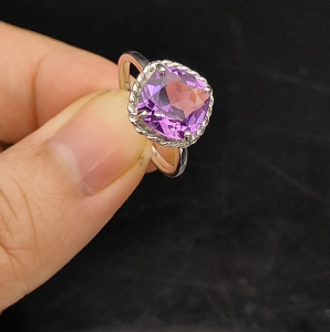 แหวนพลอยอเมทิสต์ (Amethyst) ตัวเรือนเงินแท้ 92.5 % ชุบทองคำขาว ไซด์นิ้ว 58 หรือเบอร์ 8.5 US สินค้ามีใบรับประกันจากทางร้าน