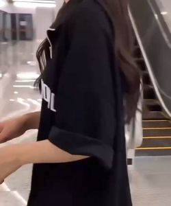 mailangsha เสื้อยืดผู้หญิง แขนสั้น ลายอักษรแต่งซิปคอปก น่ารักไม่ไหว มาพร้อมกัน 2 สีดำใส่ได้ทุกกิจกรมมทั้งกลางแดดและที่ร่มสีขาวใส่แมทช์ได้ทุกการแต่งตัว