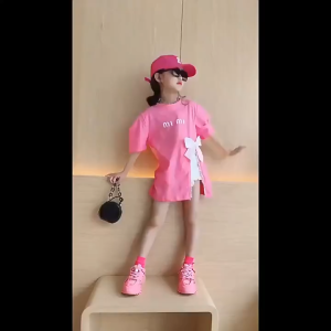 เสื้อแขนสั้นเด็กผู้หญิง เสื้อยืดแฟชั่นผ่าหน้าผูกโบว์ยาวปานกลางสำหรับหน้าร้อนใหม่