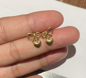 PAWNABLE 18K Saudi Gold Ribbon-Heart Earrings(Lightweight/Open back)