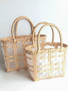 Handwoven Plastic Gift Basket Transparent Waterproof Beach Portable Carryall Storage Basket for Shopping And Present Storage