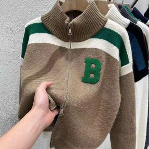 เสื้อคาร์ดิแกนถักคอตั้งแขนยาวปิดด้วยซิปลายตัวอักษรสำหรับผู้หญิงในฤดูหนาวปี 2022 เสื้อคลุมกันหนาวแบบสวมหัวสไตล์เกาหลี Dongdaemun