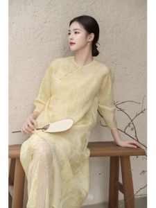 ชุดเดรสยาวสไตล์จีนใหม่ฤดูร้อน 2025 ทรงหลวม แขนยาว คอตั้ง กระโปรงทรงเอ ชุดสองชิ้น ผ้าโพลีเอสเตอร์ สีเหลือง