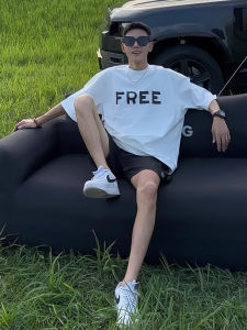 เสื้อยืดแขนสั้นผ้าฝ้ายบริสุทธิ์สําหรับผู้ชายฤดูร้อนหลวมพอดีสไตล์ลําลองพร้อมคอกลมดีไซน์ Clean Cut โดย Oumulong