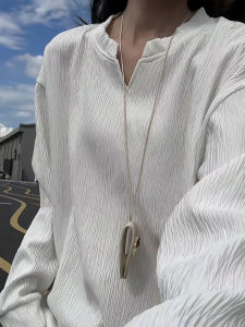 เสื้อยืดคอกว้างแขนยาวสีขาวสำหรับผู้ชาย ทรงหลวม สไตล์ลำลอง เสื้อเชิ้ตชั้นในสไตล์อเมริกัน ทรงไหล่ สวมใส่สบาย