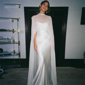 ชุดแต่งงานแขนกุดคอวีสีขาวสไตล์ย้อนยุค เดรสยาวคลุมเข่าผ้าชีฟอง ผ้าคลุมไหล่สไตล์ฝรั่งเศส ทรงหลวม สง่างาม เดรสคุณภาพสูง