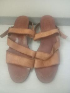 Sepatu sandal kulit Preloved size 38 tali masih kokoh spt difoto dan video utk detailnya mohon chat.