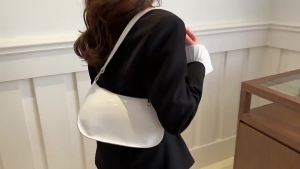 Túi Đeo Vai Nữ Màu Trơn Mini Có Dây Kéo An Toàn Ví Đựng Điện Thoại Túi Đeo Nách Thời Trang Có Dây Đeo Cố Định Màu Đỏ/đen