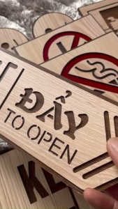 Bảng Biển vân gỗ chỉ hướng kéo mở cửa sang trái hoặc sang phải có sẵn keo 2 mặt