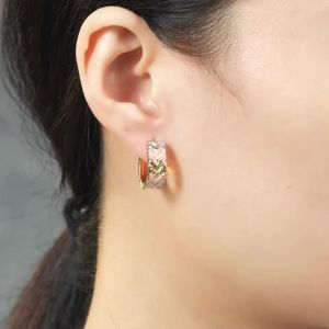 Huitan Fashion Women Hoop Earrings Colorful Heart Design Wedding Engagement Elegant Lady Accessories Charming Metal Jewelry