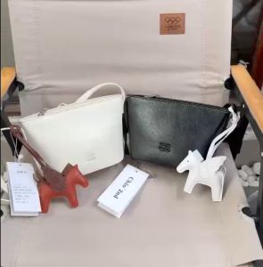túi đeo chéo nữ chio 15cm*10cm*11cm có khóa kéo miệng kèm charm ngựa