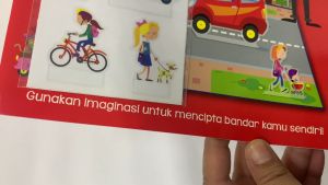 Buku Aktiviti Main dan Belajar Bandar Saya dengan Stiker untuk Kanak Kanak Mencipta Bandar Sendiri