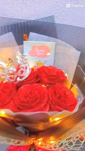 Bó hoa kim tuyến có đèn led túi giấy thiệp rất thích hợp làm quà tặng sinh nhật ngày lễ