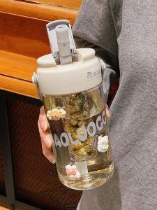 แก้วน้ำพลาสติกแบบมีสตริปที่มีความสวยงามและเรียบง่ายพร้อมสูบน้ำสำหรับผู้หญิง แก้วน้ำแบบแยกชาและสูบน้ำแบบพกพาสำหรับผู้ใหญ่