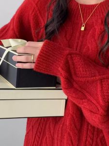 เสื้อสเวตเตอร์คอตั้งสีแดงนุ่มๆ สำหรับผู้หญิง ฤดูใบไม้ร่วง/ฤดูหนาว ทรงหลวม ยาวปานกลาง เสื้อสเวตเตอร์คอตั้งทรงหลวมสไตล์ใหม่ 2024