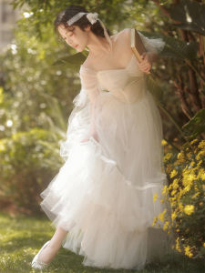 ชุดแต่งงานสไตล์เจ้าสาวสีขาว เดรสยาวปานกลางแบบสายเดี่ยว แขนยาว คอวี ทรงเอ กระโปรงทรงเอ ผ้าโปร่ง สำหรับงานแต่งงานกลางแจ้ง