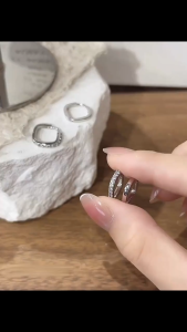 [จัดส่งในกทม] MOYENNE 2025 ต่างหูสี่เหลี่ยม ดีไซน์เรียบง่าย อเนกประสงค์ ทันสมัย ชุดสี่ชิ้น เครื่องประดับแฟชั่นคุณภาพสูง