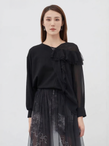 S·DEER | Áo Thun Dài Tay V-Cổ Không Đều MESH ren
