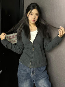 เสื้อคาร์ดิแกนถักทรงสลิมฟิตสไตล์อเมริกันสำหรับผู้หญิง คอตั้ง ทรงเข้ารูป แจ็คเก็ตสเวตเตอร์สั้นสไตล์ย้อนยุค หวานและเผ็ดร้อน ยูนิเซ็กซ์