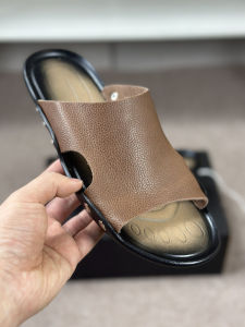 First Layer Cowhide Slippers Mens Summer Slippers Mens Outdoor Sandals Beach Flip-Flops Genuine Leather Fashion Slippers Mens Outerwear Half Slippers