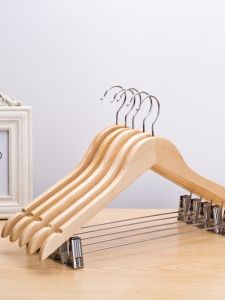 ไม้แขวนเสื้อเมเปิ้ลอเนกประสงค์ที่หนีบไร้รอยต่อที่แขวนเสื้อผ้าชั้นวางเสื้อผ้าโรงแรมระดับไฮเอนด์สำหรับโรงแรมชุดร้านเสื้อผ้าไม้แขวนเสื้อไม้