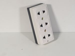 Ổ cắm nổi 3 lỗ 2 chấu LIOA không dây tải 15A công suất 2200W