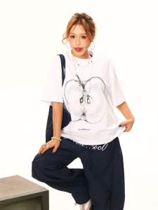 T-Shirt Wanita Lengan Pendek Putih - Motif Apel Retro Percetakan Semprot Katun Bernapas Premium Desain Streetwear Olahraga Amerika Longgar Ukuran Besar Tren Musim Panas 2025 Pakaian Nyaman dan Modis Kerah bulat Tops Slip-on Serbaguna Santai