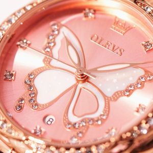 PLAYBOY/OLEVS Womens Watch กันน้ำกันน้ำ 2024 ใหม่แฟชั่นหรูหราผีเสื้อสีชมพูผู้หญิงคืนน้ำหนักเบาเข็มขัดเซรามิกให้ของขวัญแฟนสาว