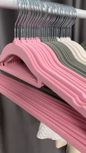 ไม้แขวนเสื้อกำมะหยี่ ไม้แขวนเสื้อกันลื่น เคลือบFLOCKING 1เเพ็ค/10ชิ้น ตะขอเหล็กหมุนได้ 360 องศา [ร่องกันลื่น] COD