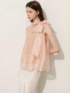 D-PLAY | Áo Blouse Dáng Xòe Off-Shoulder Màu Hồng Nhạt Họa Tiết Hoa Cột Nơ