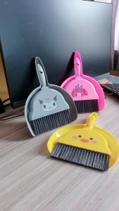 Bộ Ky Hốt Rác Mini Kèm Chổi Quét Bàn Học Bàn Phím Máy Tính LILA HOTRAC23