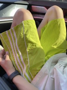 กางเกงลำลองชายทรงหลวมสีเขียวลายทางสไตล์อเมริกัน กางเกงขายาวห้าส่วนสำหรับเด็กและเยาวชน ดูดซับความชื้นได้ในช่วงฤดูร้อน