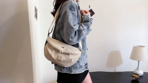 MOUSSON  กระเป๋าสะพายข้างผู้หญิงแฟชั่นใหม่ปี  ดีไซน์ทรงครึ่งวงกลม มีซิปและช่องเก็บของภายใน ใส่ได้ทุกวันอย่างลงตัว