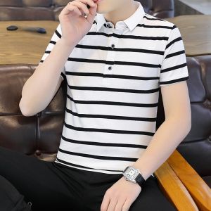 ROMON | เสื้อยืดคอโปโลผู้ชายลายทางแขนสั้นฤดูร้อนบางสบาย ๆ ผ้าไหมน้ำแข็ง ปกเสื้อผ้าทำงานสำหรับผู้ชาย แฟชั่นลำลอง