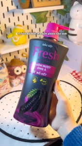Dầu gội Fresh 650g với tinh dầu bồ kết giúp giảm rụng tóc và bổ sung thêm Pro Vitamin B5 cùng các dưỡng chất khác giúp làm sạch bụi bẩn trên tóc
